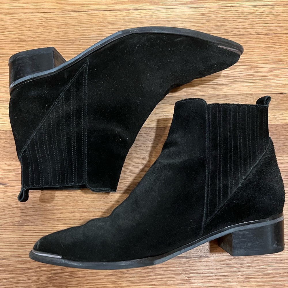 Women’s Marc Fisher Black Suede Pointy Toed Booties, 6.5